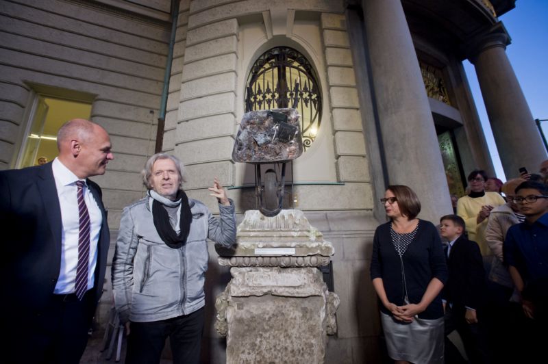 Před budovou Goethova institutu v Praze byl slavnostně odhalen dočasný pomník německého básníka Johanna Wolfganga von Goetheho, který vytvořil výtvarník Jiří David (druhý zleva). Vpravo pražská primátorka Adriana Krnáčová. Před budovou Goethova institutu v Praze byl slavnostně odhalen dočasný pomník německého básníka Johanna Wolfganga von Goetheho, který vytvořil výtvarník Jiří David (druhý zleva). Vpravo pražská primátorka Adriana Krnáčová.
