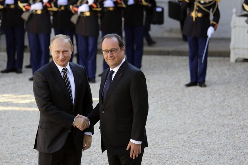 Vladimir Putin (vlevo) a Francois Hollande v Paříži. Vladimir Putin (vlevo) a Francois Hollande v Paříži.