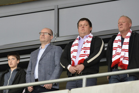 Slavii nově vlastní movitá čínská společnost CEFC. Její zápasy se tak rázem staly zajímavým prostředím pro posilování obchodních vazeb mezi Čínou a ČR. Symbolem toho je i návštěva premiéra Bohuslava Sobotky na derby.