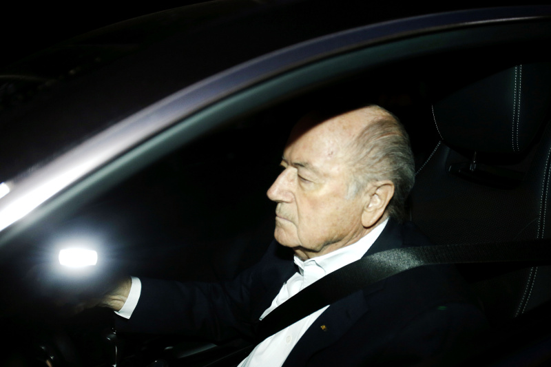 Problémy Seppa Blattera nekončí. Sponzorům FIFA s ním došla trpělivost. K odchodu z čela federace vyzvaly švýcarského funkcionáře firmy Coca-Cola, McDonald's a Visa.