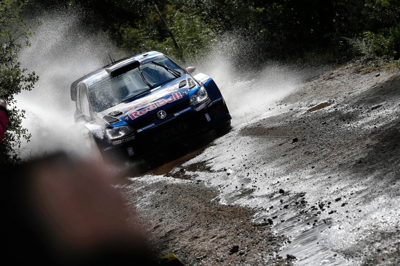Jari-Matti Latvala z Finska vede Francouzskou rallye.