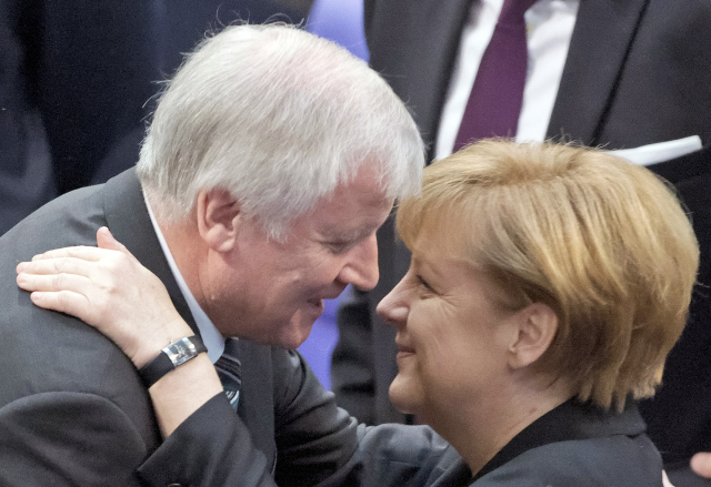 Bavorský premiér Horst Seehofer a kancléřka Angela Merkelová.