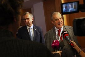 Mirosla Kalousek (vlevo) po boku Karla Schwarzenberga.