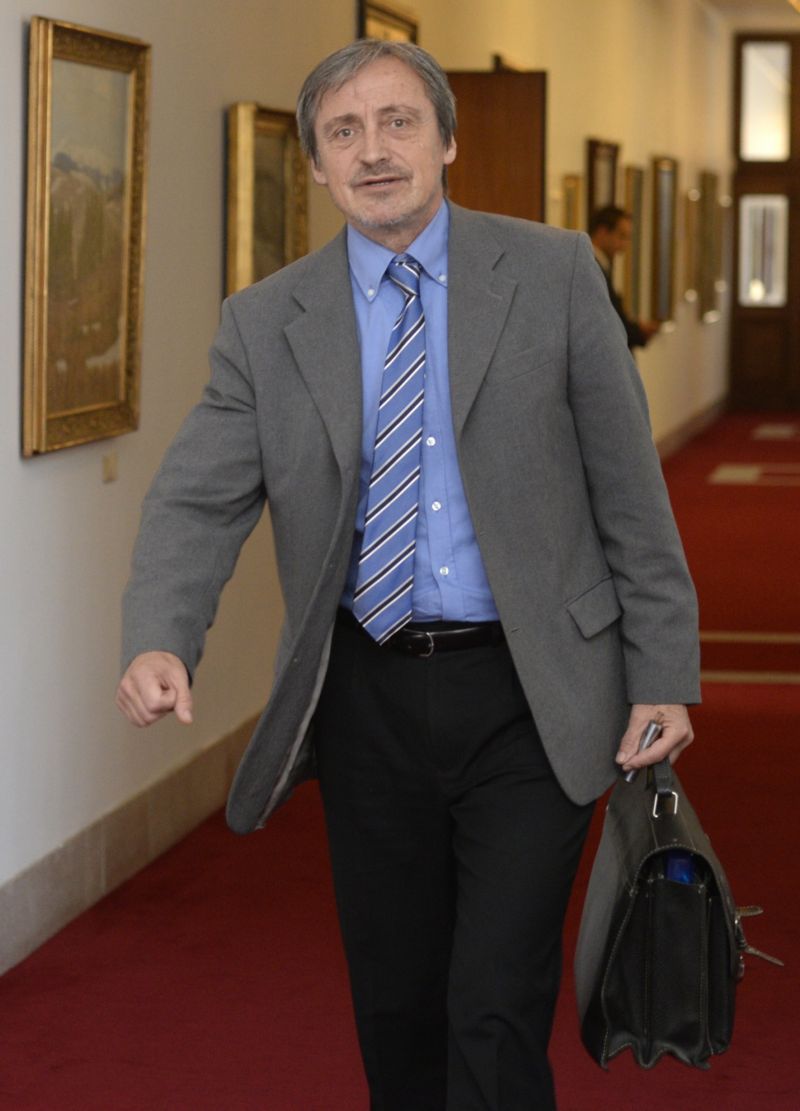 Ministr obrany Martin Stropnický přichází na schůzi vlády, která zasedala 5. října.