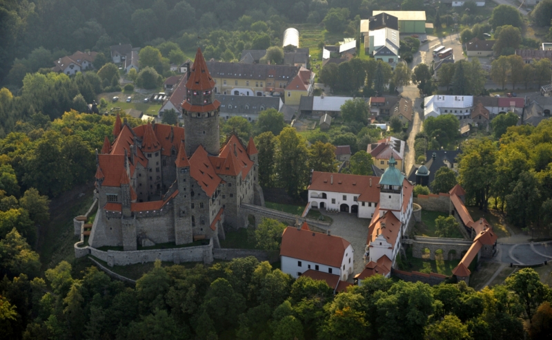Hrad Bouzov, o jehož navrácení německý řád také usiloval. Hrad Bouzov, o jehož navrácení německý řád také usiloval.