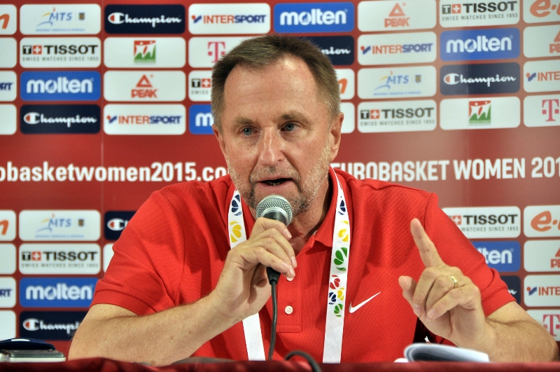 U české reprezentace basketbalistek skončil trenér Lubor Blažek. U české reprezentace basketbalistek skončil trenér Lubor Blažek.