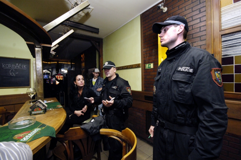 Rozsáhlé kontroly zakázaného projede alkoholu mladistvým proběhnou v barech i restauracích. Rozsáhlé kontroly zakázaného projede alkoholu mladistvým proběhnou v barech i restauracích.