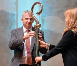Timothy Snyder převzal od Dagmar Havlové Cenu Nadace Dagmar a Václava Havlových Vize 97.