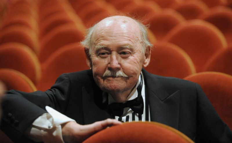 Lubomír Lipský sedící v hledišti. Lubomír Lipský sedící v hledišti.