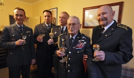 Válečný veterán a pilot RAF Imrich Gablech (druhý zprava). Zleva Josef Joe Vochyán a Zdeněk Sadecký ze Czech Spitfire Clubu a František Žitný a Zdeněk Roh ze Svazu letců.