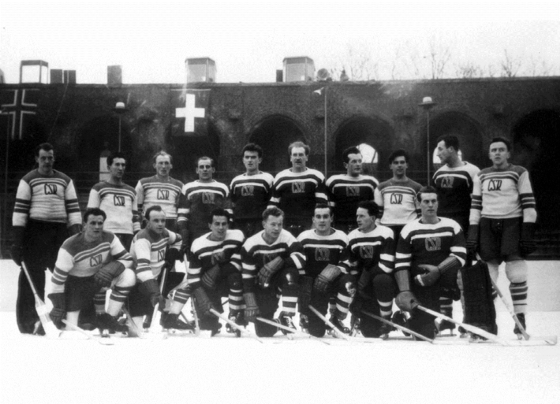 Mistrovství světa MS, mužstvo ČSR (tým, celek), stojící zleva: Josef Jirka, František Vacovský, Jiří Macelis, Čeněk Pícha, Miroslav Marek, Josef Trousílek, Přemysl Hainý, Miloslav Charouzd, Vladimír Zábrodský, Augustin Bubník, klečící zleva: Vladimír Kobranov, Vladimír Bouzek, Václav Roziňák, Oldřich Němec, Stanislav Konopásek, František Mizera, ing. Bohumil Modrý. Mistrovství světa MS, mužstvo ČSR (tým, celek), stojící zleva: Josef Jirka, František Vacovský, Jiří Macelis, Čeněk Pícha, Miroslav Marek, Josef Trousílek, Přemysl Hainý, Miloslav Charouzd, Vladimír Zábrodský, Augustin Bubník, klečící zleva: Vladimír Kobranov, Vladimír Bouzek, Václav Roziňák, Oldřich Němec, Stanislav Konopásek, František Mizera, ing. Bohumil Modrý.