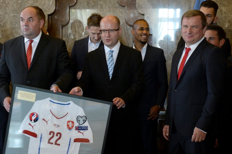 Premiér Bohuslav Sobotka přijal fotbalovou reprezentaci. Chybět nemohl ani Miroslav Pelta (vlevo). Premiér Bohuslav Sobotka přijal fotbalovou reprezentaci. Chybět nemohl ani Miroslav Pelta (vlevo).