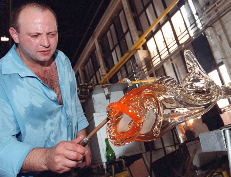 Mistr na tradiční Sklářské besedě v karlovarské sklárně Moser. 