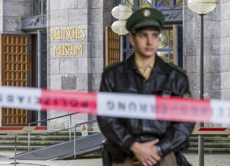 Policista hlídá vchod do mnichovského muzea, kde byla nalezena bomba z druhé světové války. Policista hlídá vchod do mnichovského muzea, kde byla nalezena bomba z druhé světové války.