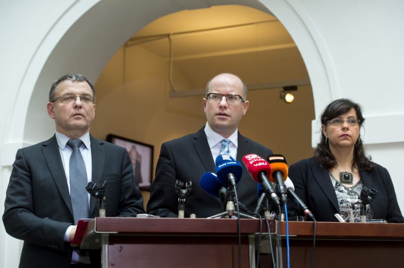 Zleva ministr zahraničí Lubomír Zaorálek, premiér Bohuslav Sobotka a ministryně práce a sociálních věcí Michaela Marksová. Zleva ministr zahraničí Lubomír Zaorálek, premiér Bohuslav Sobotka a ministryně práce a sociálních věcí Michaela Marksová.