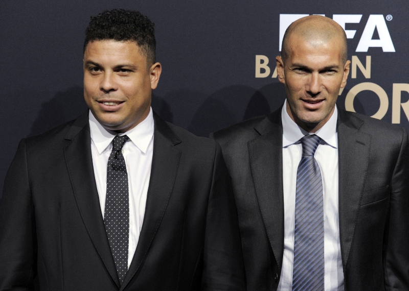 Ronaldo (vlevo) a Zinedine Zidane.