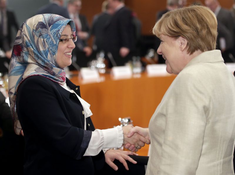 Kancléřka Angela Merkelová vítá v Berlíně zástupkyni Muslimské koordinační rady Nurhan Soykanovou během zasedání o příjímání uprchlíků.