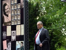 Výstava velkoplošných fotografií převážně židovských dětí, které Nicholas Winton před druhou světovou válkou zachránil od smrti v koncentračních táborech. Výstavu na pražské Kampě si prohlédl také Karel Schwarzenberg (na snímku).