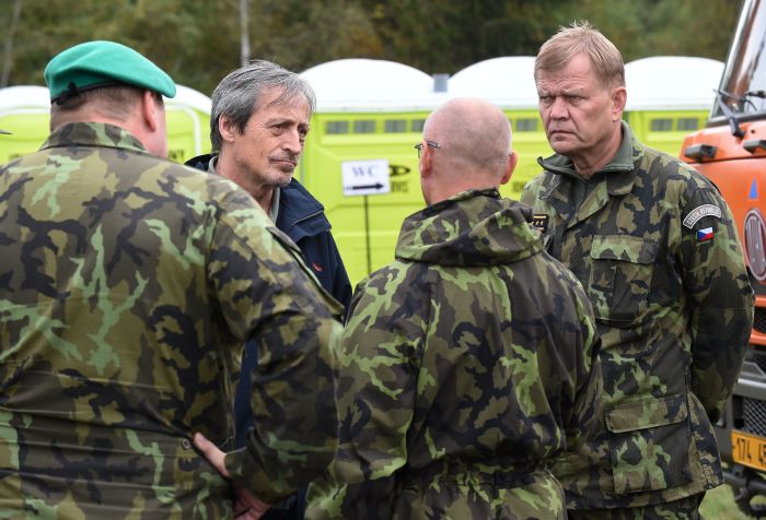 Ministr obrany Martin Stropnický (ANO) v debatě s představiteli Armády ČR.