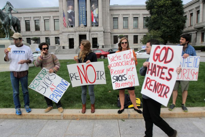 Protestující shromáždění před Muzeem výtvarných umění v Bostonu. Protestující shromáždění před Muzeem výtvarných umění v Bostonu.