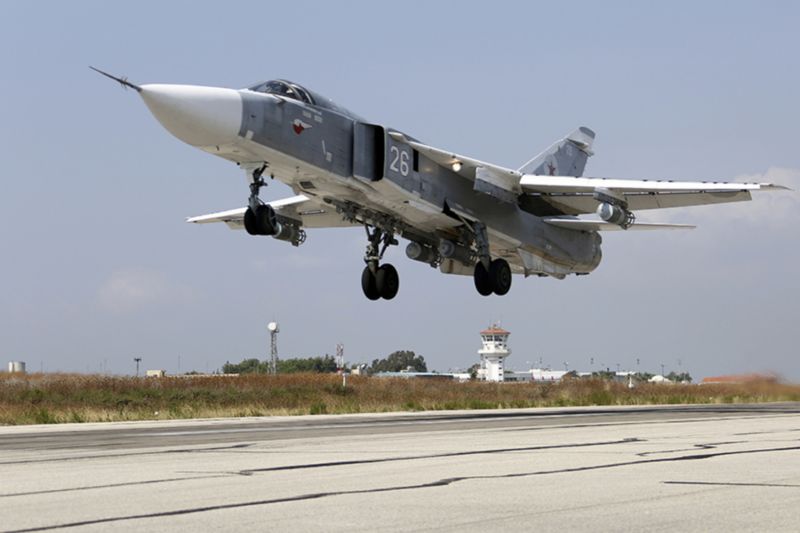 Ruská stíhačka Su-24M startuje z letecké základny Hmeimim v Sýrii.