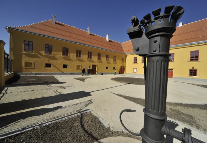 Lannerův dům (na snímku) a rekonstruované konírny státního zámku v Telči, sídlo Národního památkového ústavu kraje Vysočina. Lannerův dům (na snímku) a rekonstruované konírny státního zámku v Telči, sídlo Národního památkového ústavu kraje Vysočina.