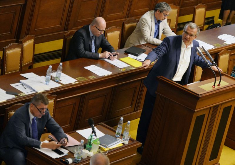 Předsedající bude moci krotit vulgární poslance. Na snímku zleva Andrej Babiš, premiér Bohuslav Sobotka, ministr obrany Martin Stropnický a poslanec Miroslav Kalousek. 