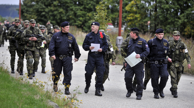 Společné cvičení armády a policie na hraničním přechodu do Rakouska v Jihočeském kraji.