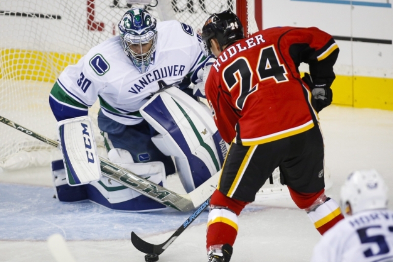 Jiří Hudler v zápase s Vancouverem.
