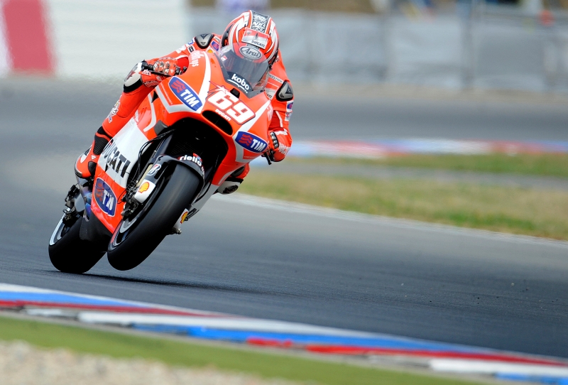 Američan Nicky Hayden opustí mistrovství světa silničních motocyklů a v příští sezoně bude startovat v superbikovém seriálu. Američan Nicky Hayden opustí mistrovství světa silničních motocyklů a v příští sezoně bude startovat v superbikovém seriálu.