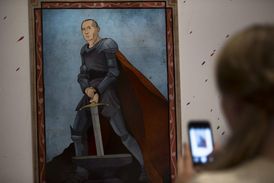 Vladimir Putin jako král Artuš na moskevské výstavě "Putinův vesmír".