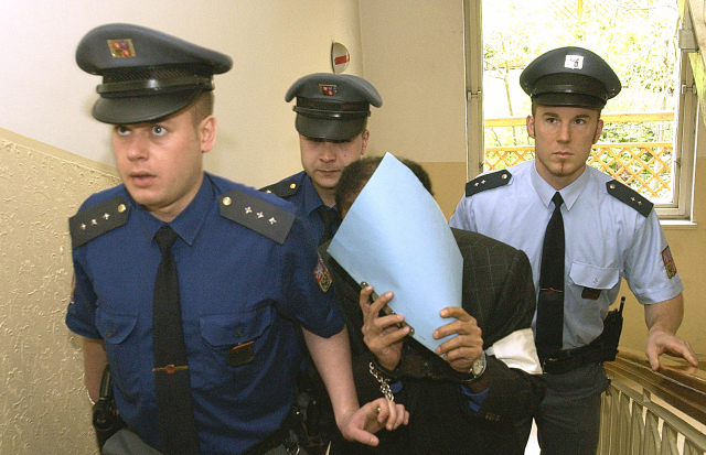Hámid bin Abdal Sání si kryje listem papíru svoji tvář (2005).