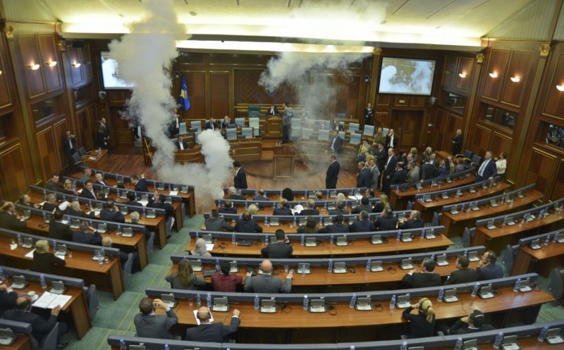 Opoziční poslanci narušili zasedání parlamentu slzným plynem.