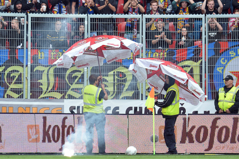 Fanoušci Sparty dělali při derby výtržnosti. Klub teď za ně zaplatí pokutu.