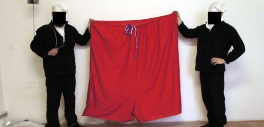 Členové performerské skupiny Zhotoven drží červené trenýrky, které vyvěsili nad Hradem. Členové performerské skupiny Zhotoven drží červené trenýrky, které vyvěsili nad Hradem.