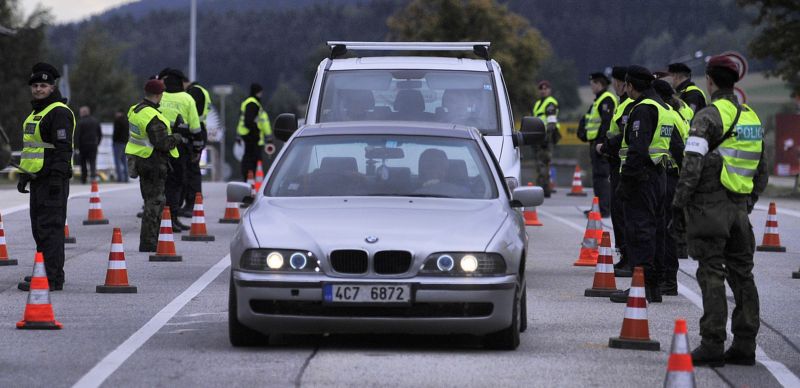 Kontrola na hraničním přechodu v Dolním Dvořišti na Českokrumlovsku.