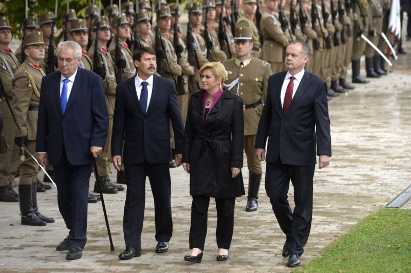 Prezident České republiky Miloš Zeman (zleva), prezident Maďarska János Áder, prezidentka Chorvatska Kolinda Grabarová Kitarovičová a prezident Slovenska Andrej Kiska.