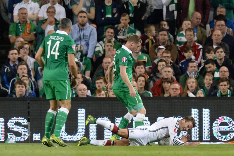 Mario Götze je na zemi. 