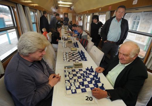 Snímek byl pořízen při zastavení vlaku na hlavním nádraží v Děčíně, vlevo Lars Karlsson ze Švédska a vpravo Ján Plachetka ze Slovenska.