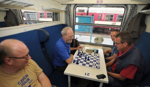 Vlak veze 120 hráčů z celého světa, kteří bojují o titul v jedenáctikolovém turnaji na trase Praha-Drážďany-Vratislav-Bratislava-Vídeň-Praha.