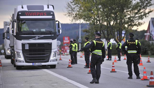 Kontrola na hraničním přechodu v Dolním Dvořišti na Českokrumlovsku. 