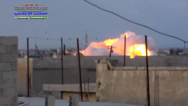 Na snímku z videozáznamu je vidět bombardování v syrské provincii Hamá ruskou armádou.