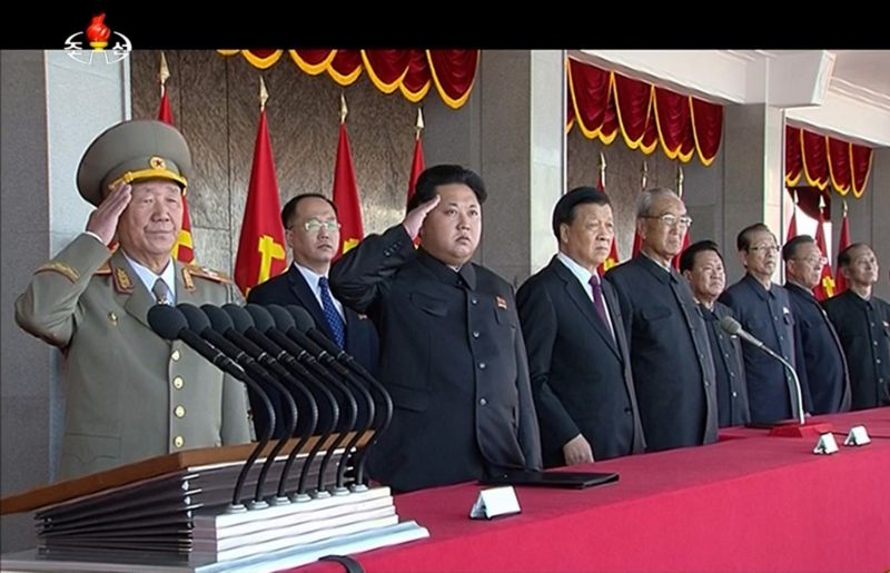 Vojenská přehlídka, v popředí vůdce Kim Čong-un.