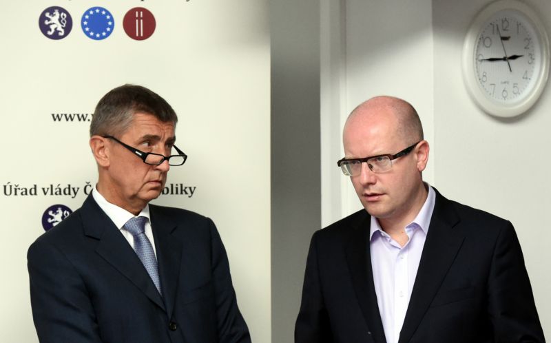 Zleva ministr financí Andrej Babiš a premiér Bohuslav Sobotka.