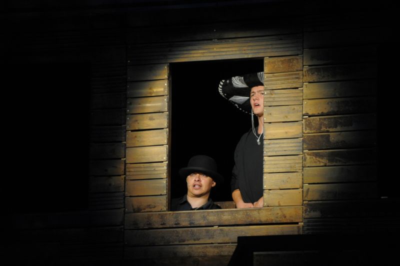 V novém pořadu Jana Uherová představí členy souboru. Na fotografii Petr Borovec (vlevo) jako Dakota Kid a Josef Láska v roli Mexiko Kida. V novém pořadu Jana Uherová představí členy souboru. Na fotografii Petr Borovec (vlevo) jako Dakota Kid a Josef Láska v roli Mexiko Kida.