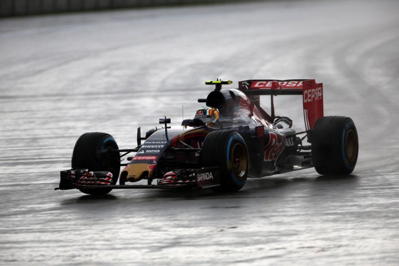 Třetí trénink na Velkou cenu Ruska formule 1 předčasně ukončila vážná nehoda Španěla Carlose Sainze.