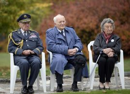 Akce se zúčastnili (zleva) generál Emil Boček, synovec Josefa Horáka Antonín Nešpor a nejdéle žijící lidická žena Miloslava Kalibová.