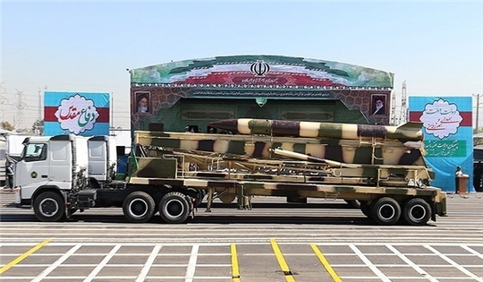 Nové balistucké rakety dlouhé doletu Íránu představené poprvé na přehlídce letos v září.