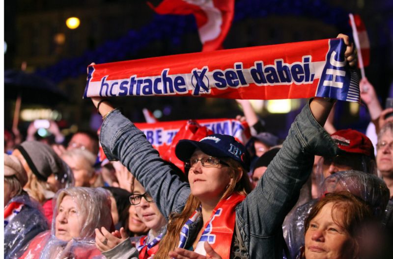 Stracheho krajně pravicová strana v průzkumech výrazně posílila. Stracheho krajně pravicová strana v průzkumech výrazně posílila.