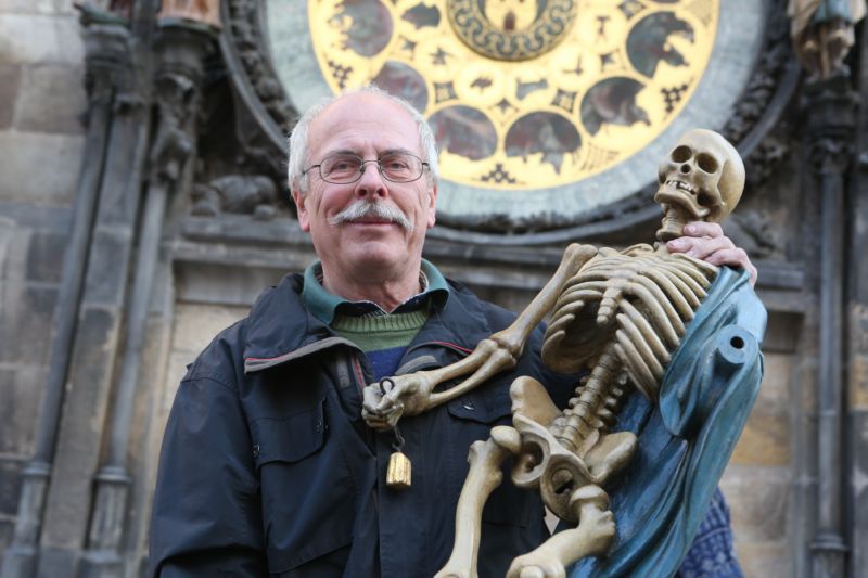 Restaurátor Petr Skála, v náručí s onou Smrtkou, jež se vrací na pražský orloj.